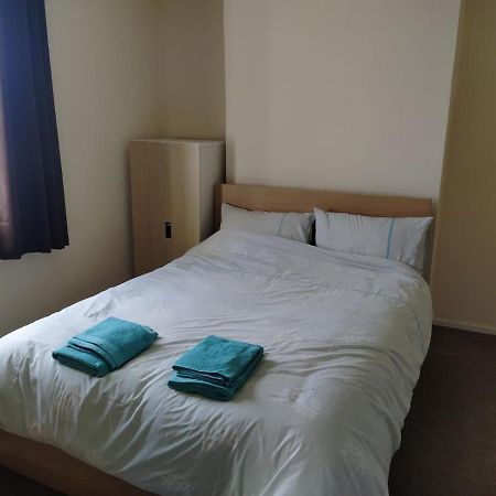 Self Catering 2 Bedroom Flat, Frequent Buses, 1-Minute Walk To Bus Stop, 20 Minutes To City Center Edynburg Zewnętrze zdjęcie
