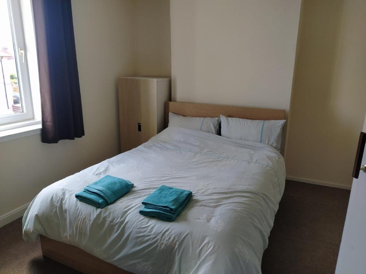 Self Catering 2 Bedroom Flat, Frequent Buses, 1-Minute Walk To Bus Stop, 20 Minutes To City Center Edynburg Zewnętrze zdjęcie