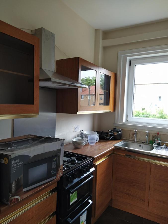 Self Catering 2 Bedroom Flat, Frequent Buses, 1-Minute Walk To Bus Stop, 20 Minutes To City Center Edynburg Zewnętrze zdjęcie