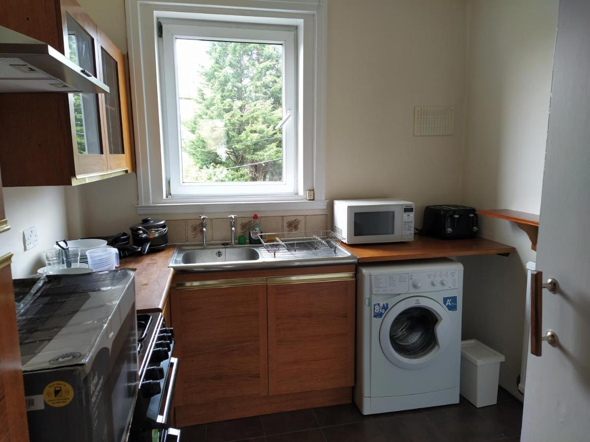 Self Catering 2 Bedroom Flat, Frequent Buses, 1-Minute Walk To Bus Stop, 20 Minutes To City Center Edynburg Zewnętrze zdjęcie