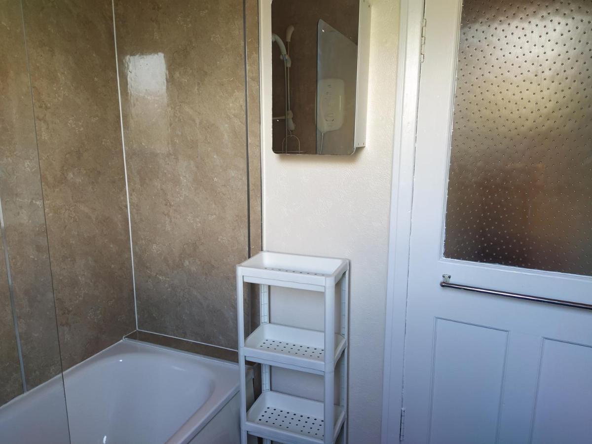 Self Catering 2 Bedroom Flat, Frequent Buses, 1-Minute Walk To Bus Stop, 20 Minutes To City Center Edynburg Zewnętrze zdjęcie