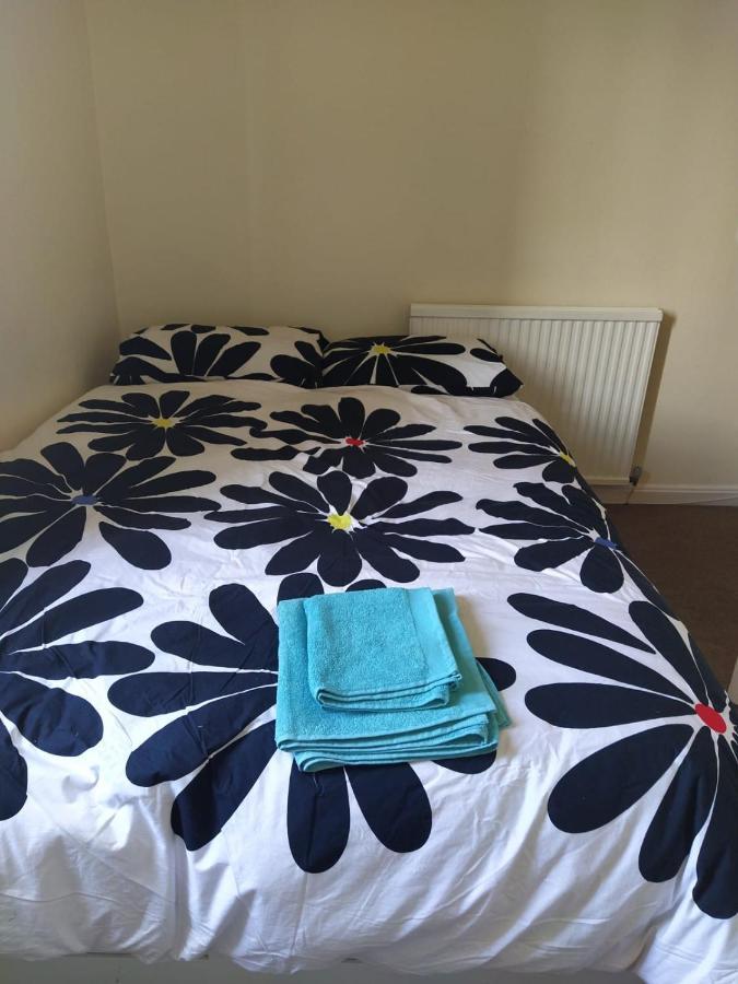 Self Catering 2 Bedroom Flat, Frequent Buses, 1-Minute Walk To Bus Stop, 20 Minutes To City Center Edynburg Zewnętrze zdjęcie