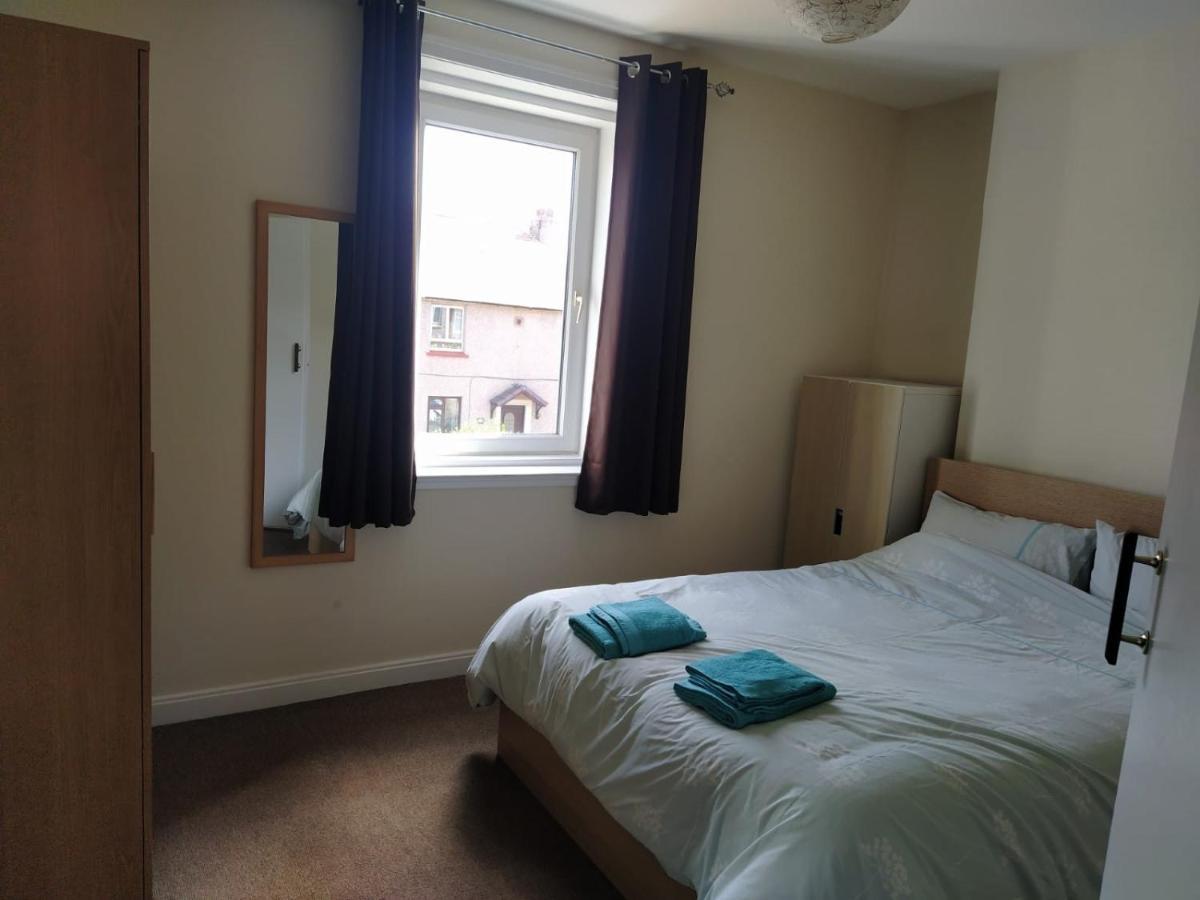 Self Catering 2 Bedroom Flat, Frequent Buses, 1-Minute Walk To Bus Stop, 20 Minutes To City Center Edynburg Zewnętrze zdjęcie