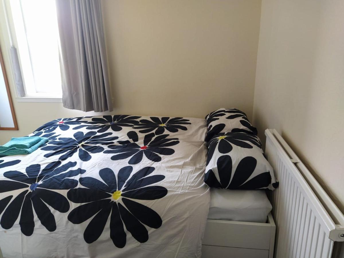 Self Catering 2 Bedroom Flat, Frequent Buses, 1-Minute Walk To Bus Stop, 20 Minutes To City Center Edynburg Zewnętrze zdjęcie