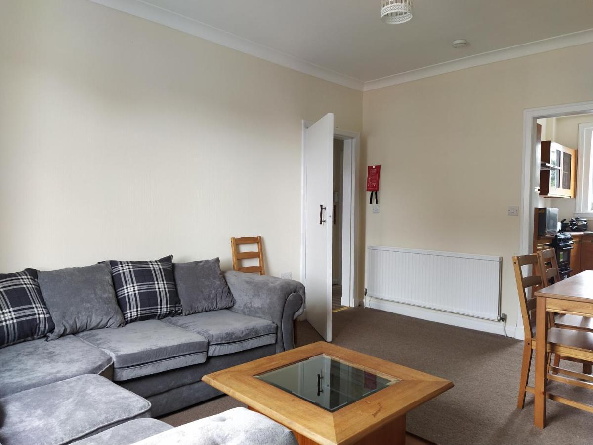 Self Catering 2 Bedroom Flat, Frequent Buses, 1-Minute Walk To Bus Stop, 20 Minutes To City Center Edynburg Zewnętrze zdjęcie